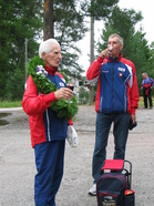 Ei koskaan alkoholia eikä tupakkaa! Erkki skoolasi 95-juhlamaililla Sorvakossa lasissaan mustikkamehua, vierellä pj-Timo.